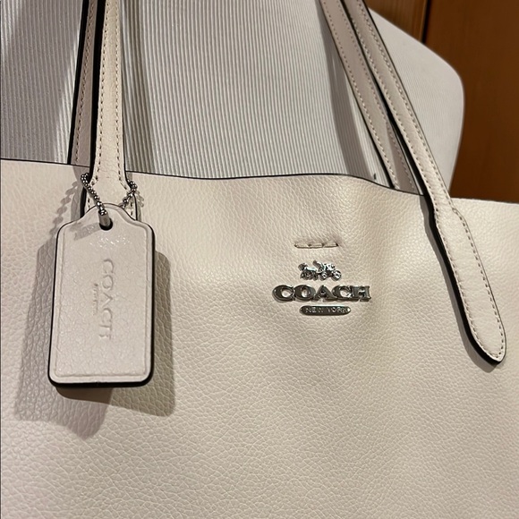 Coach White Pebbled Leather Tote Bag with Signature Hardware - Picture 3 of 7